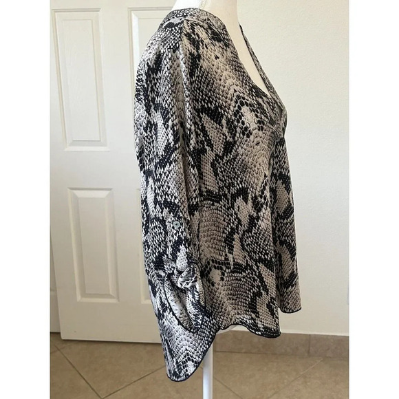 Phanuel Womens Blouse Animal Print Roll Tab Sleeve V-neck Size Medium - Picture 3 of 15
